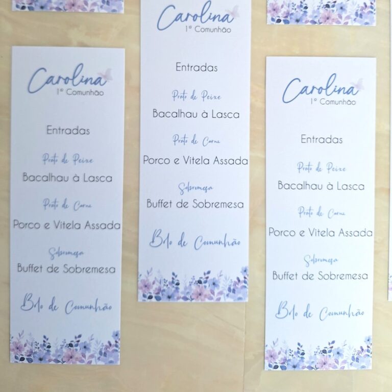 Ementa personalizada para primeira comunhão com design floral em tons lilás