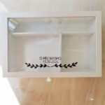 caixa de batismo personalizada em vidro com texto em vinil