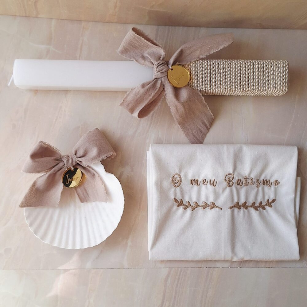 conjunto personalizado de batismo, toalha, vela e concha