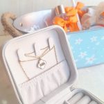 Kit presente personalizado com colar dourado e caixa de joias para oferta especial