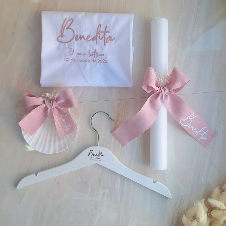Conjunto de batismo personalizado com nome nos acessórios
