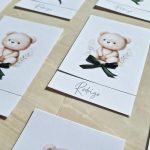 convite de batizado personalizado com ursinho e fita de cetim verde