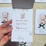 convite de batizado personalizado com ursinho em tons verdes e castanhos