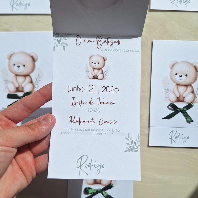 convite de batizado personalizado com ursinho em tons verdes e castanhos